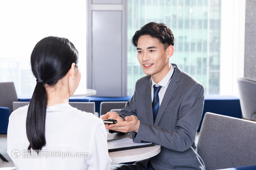 商務(wù)銷售員銷售汽車